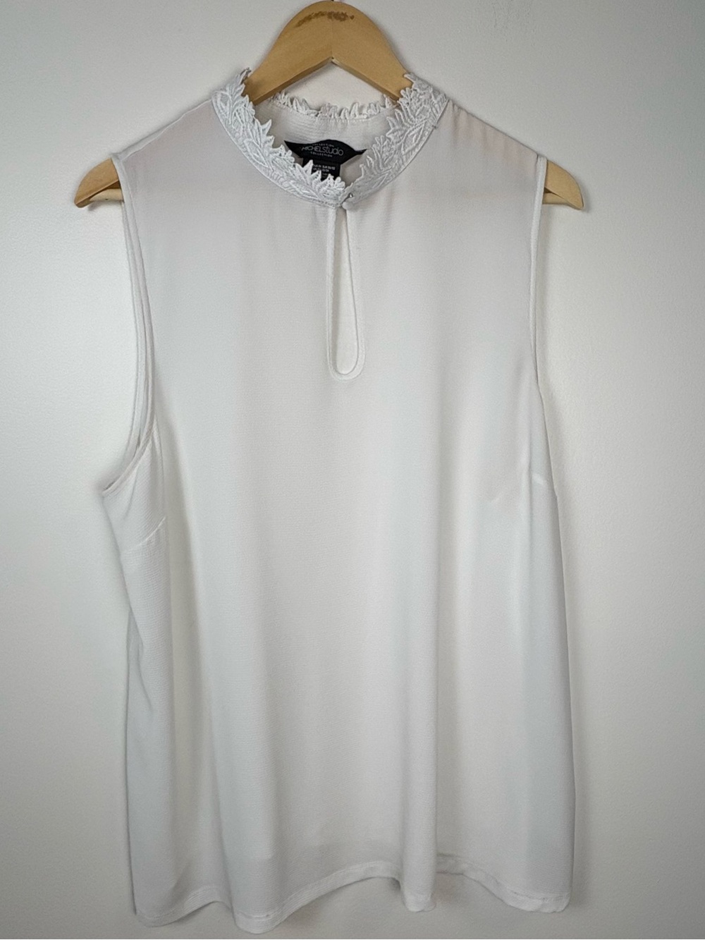 Michel Studio Ivory White Lace Sleeveless Blouse, Size 2X Keyhole Top Elegant
